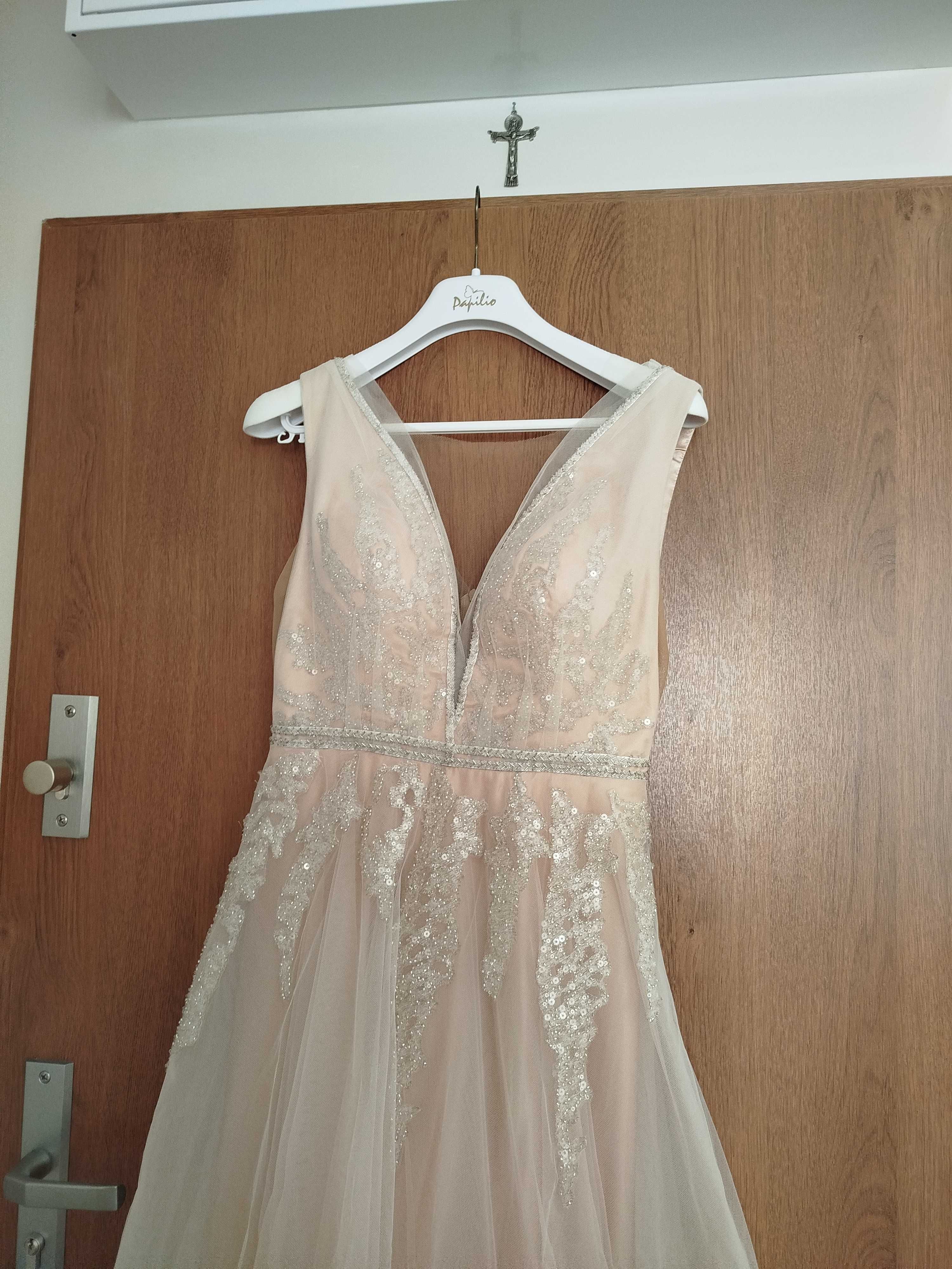 suknia ślubna Papilio 2134 w subtelnym odcieniu brzoskwiowego nude