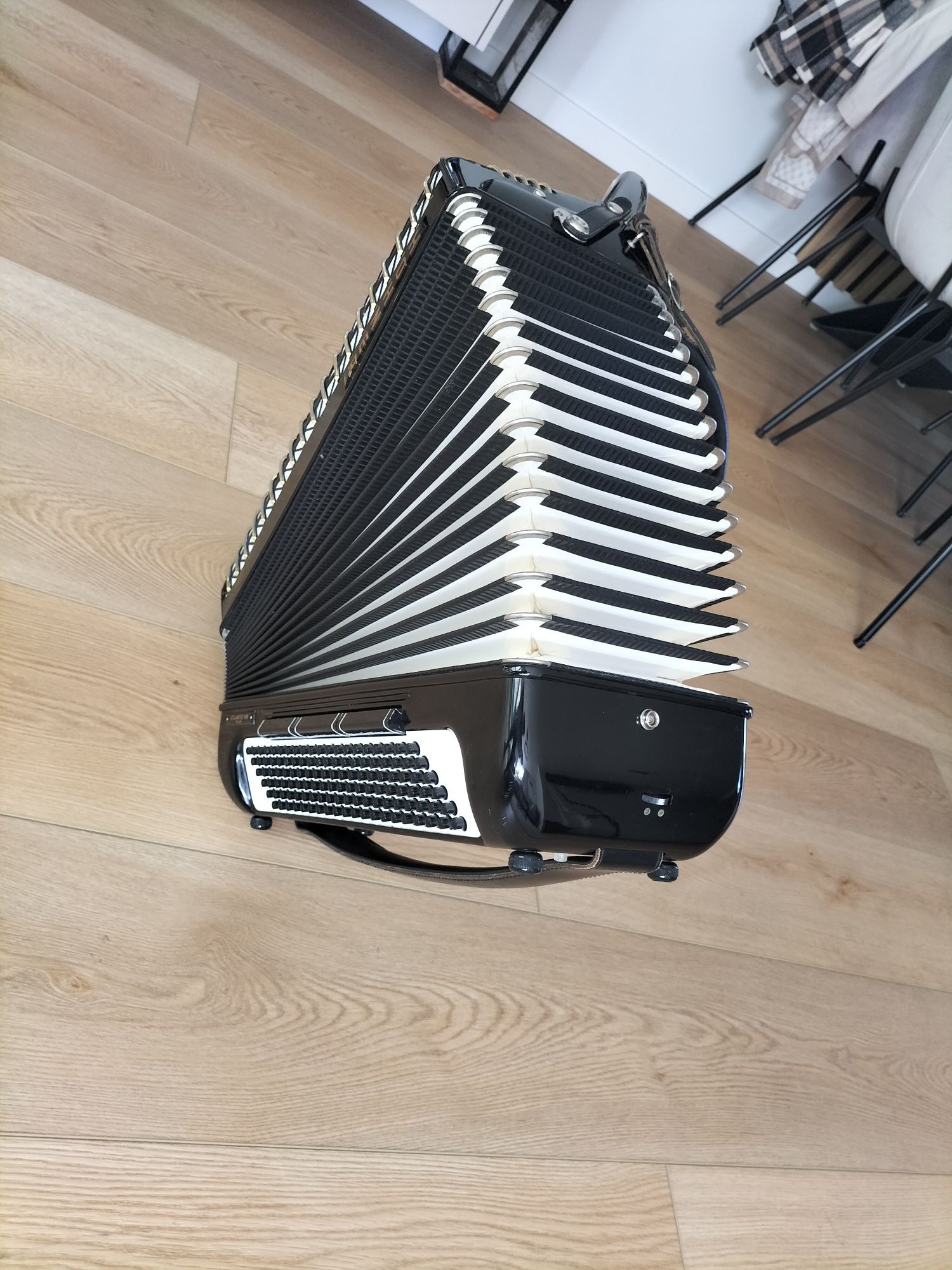 Akordeon HOHNER ATLANTIC IV N De Luxe  120 basow,4 chóry ,stan IDEALNY