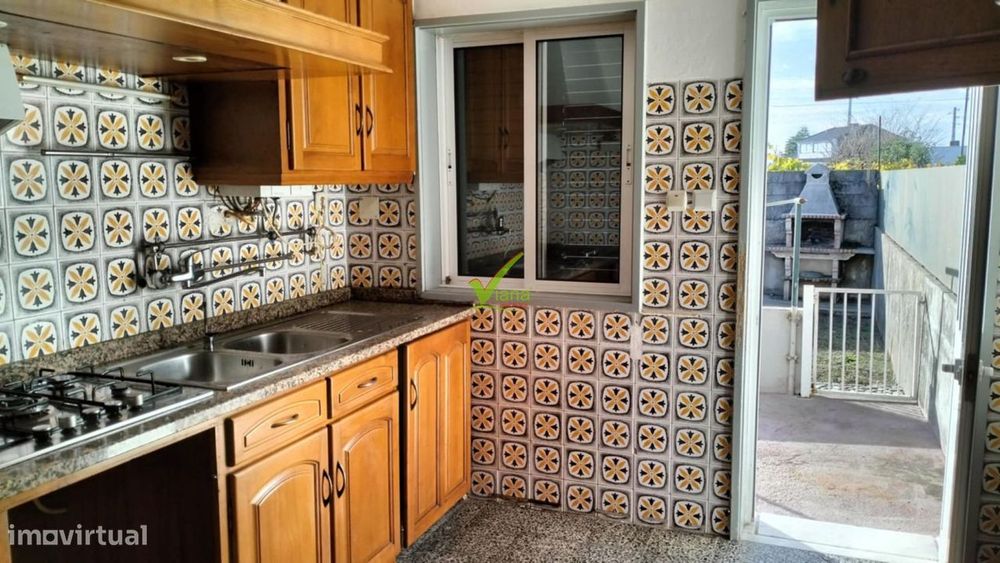 Arrenda - Moradia T. 3 térrea com jardim e garagem