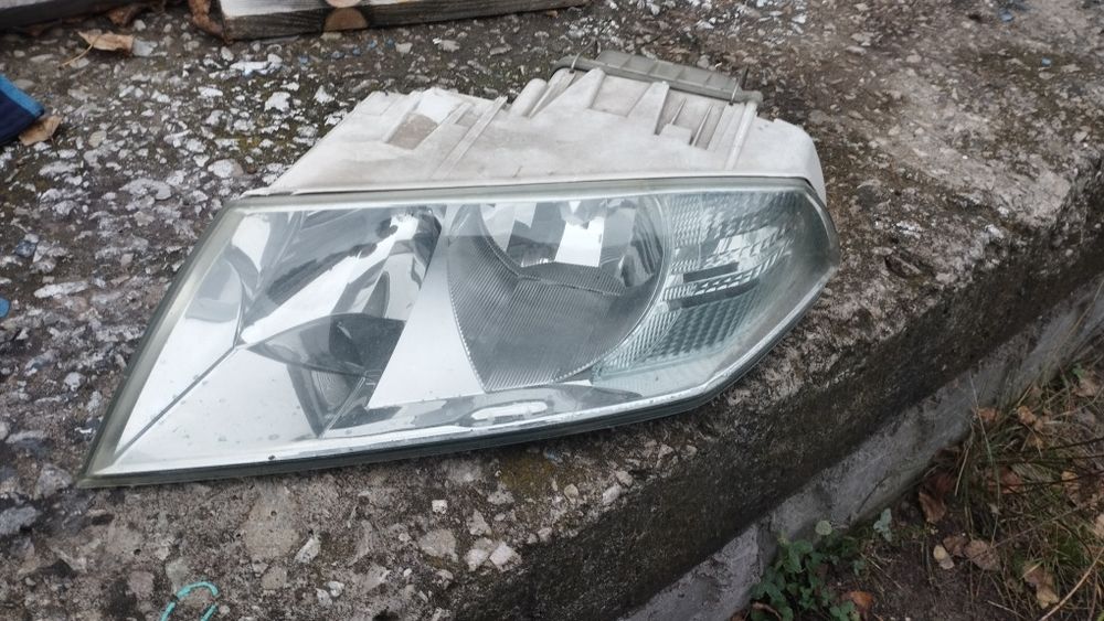 Продам фару (ліва) на  Skoda A5