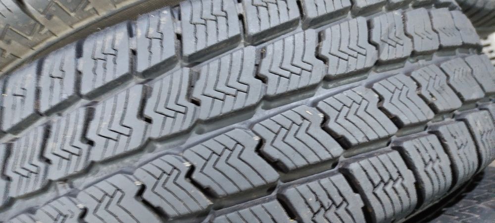 Pneus 205/75/16 semi novos