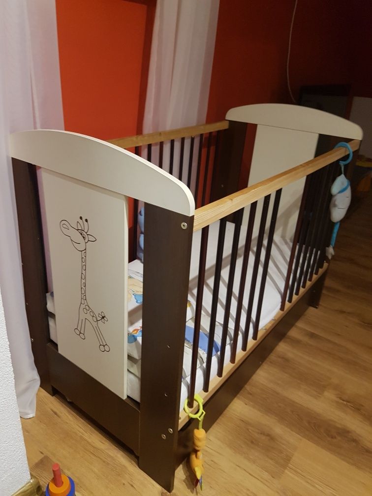 Łóżeczko drewniane dla dziecka małego