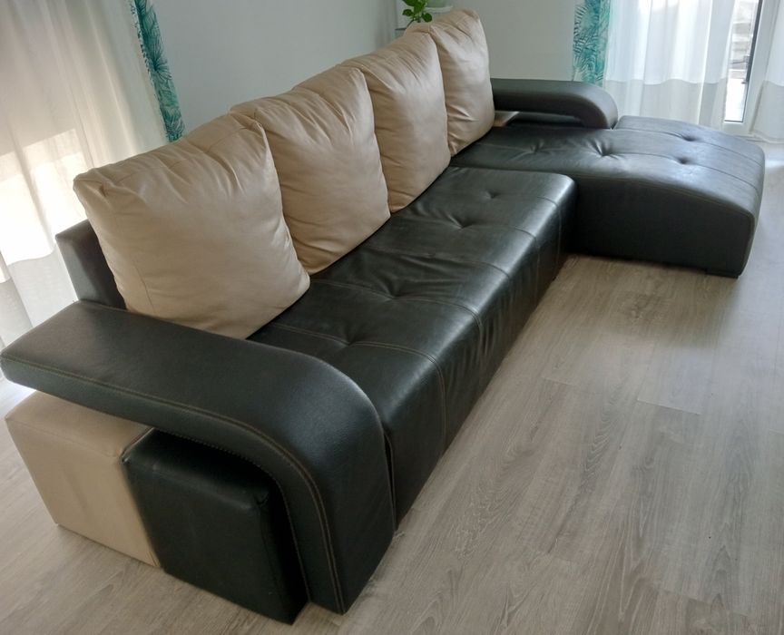 Sofá com chaise longue e 4 puff's em pele sintética