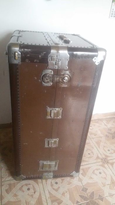 Антикварный корабельный шкаф-сундук.