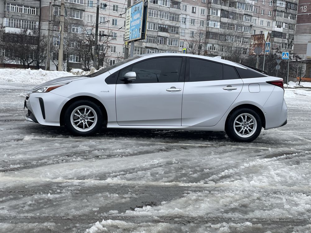 Toyota Prius 2019 Hybrid  1.8 розхід 3,5л місто