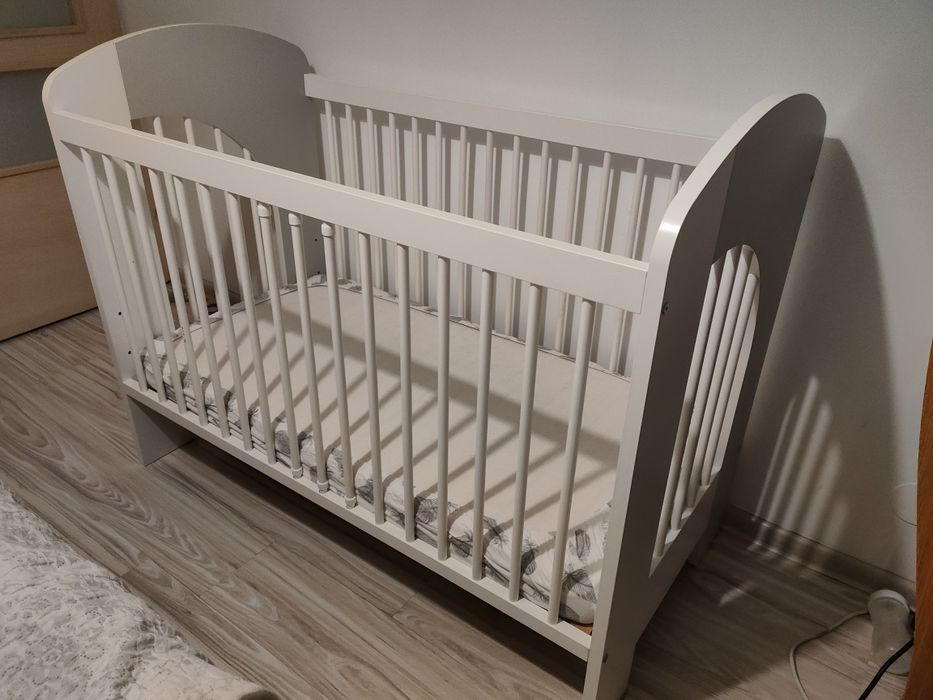 Łóżeczko dziecięce z materacem - stan jak nowy