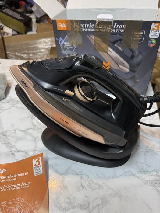 Паровой утюг с подставкой R.1305 комбинированный RAF