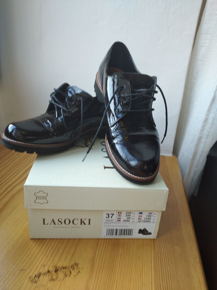 Eleganckie półbuty damskie z lakierowanej skóry marki Lasocki r.37