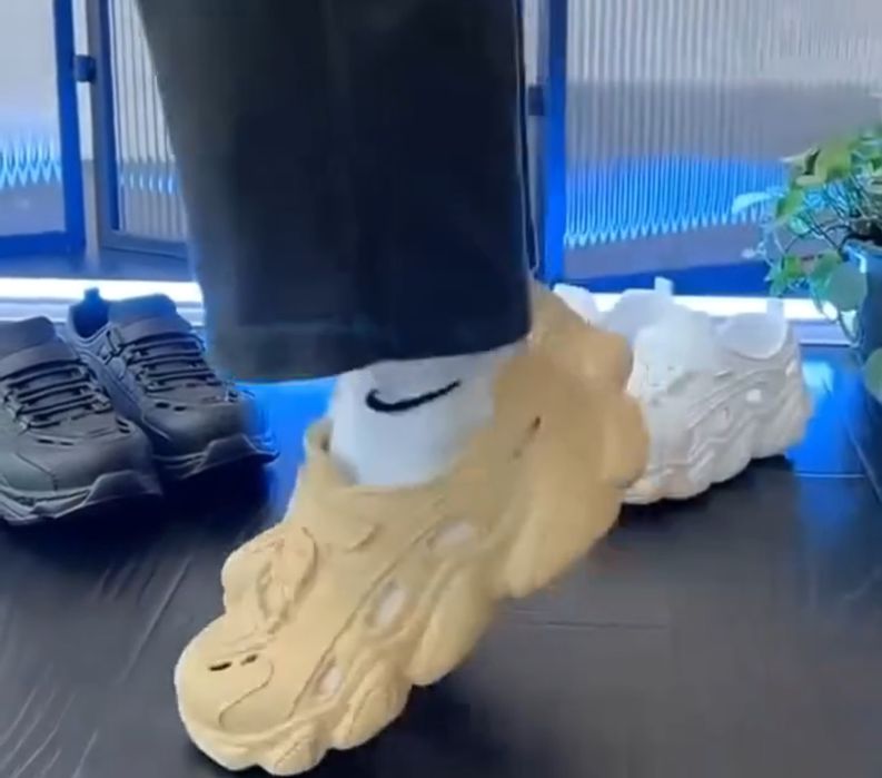 Сандали типа Кроксов.