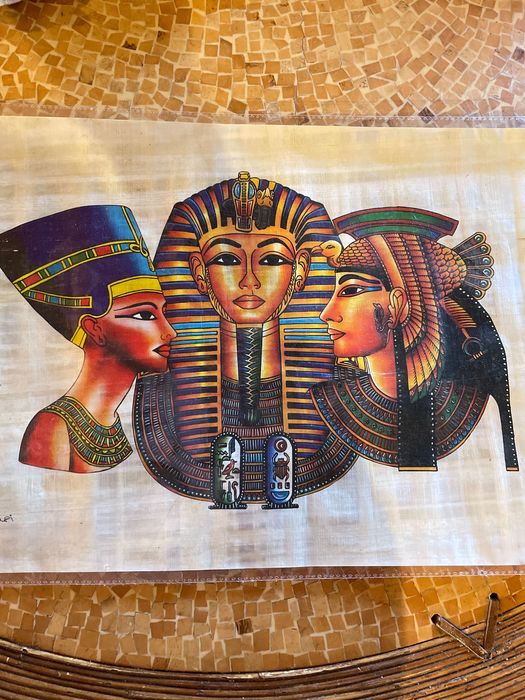 Papiro pintado com figuras egípcias
