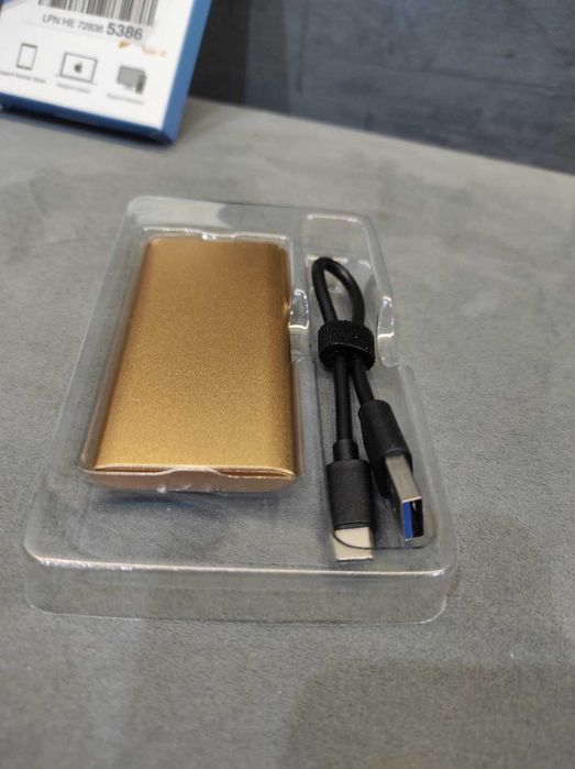 Dysk zewnętrzny HDD 2TB z kablem.