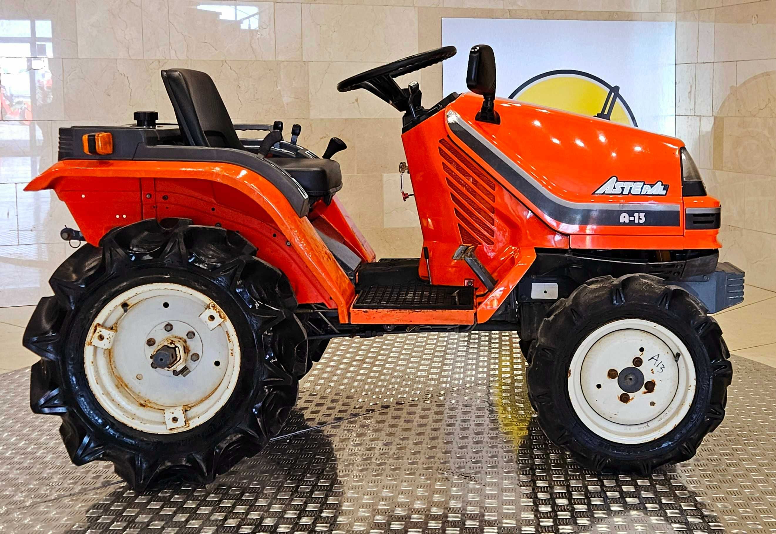 Kubota A-13 , 4X4 Traktorek Ogrodowy, sadowniczy JAPAN TRAK