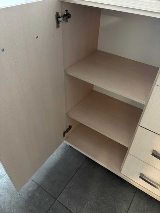 Duża komoda z szufladami i szafkami  i grubym blatem