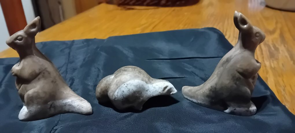 Zestaw figurek kangurów i bobra