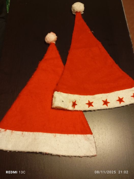 Gorros de natal e base para árvore