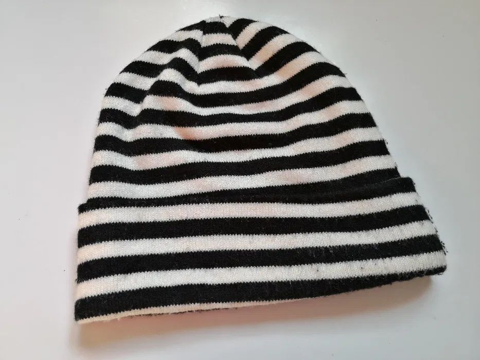 H&M Divided czapka w czarno białe pasy