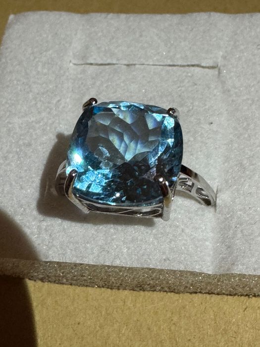 Złoty pierścionek z topazem