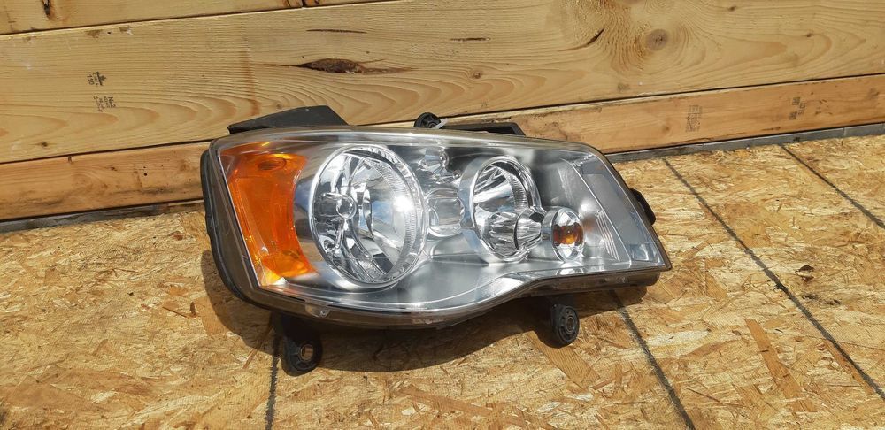 Lampa przednia Chrysler Voyager 11-18r prawa oryg