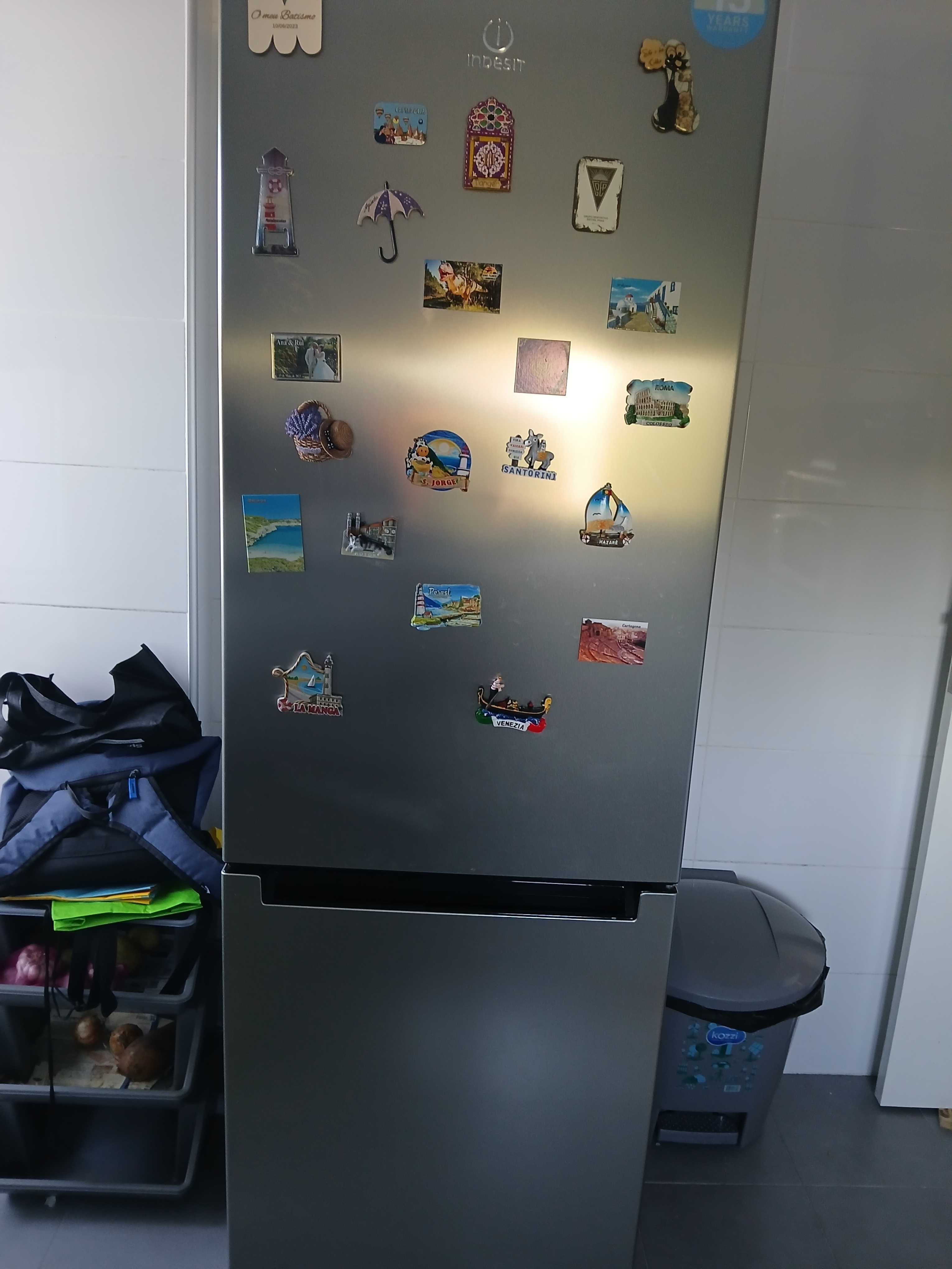 Frigorífico Indesit impecável não faz frio