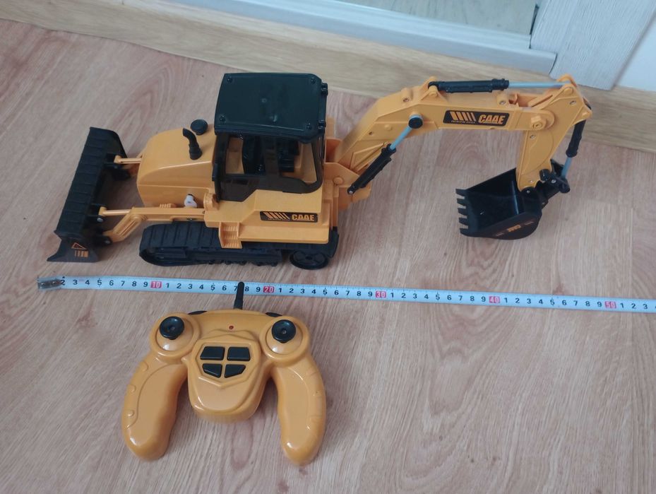 Zdalnie sterowana koparka ładowarka z ruchomą łyżką