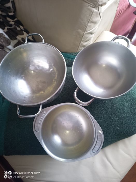 Três taças inox uma um pouco danificada