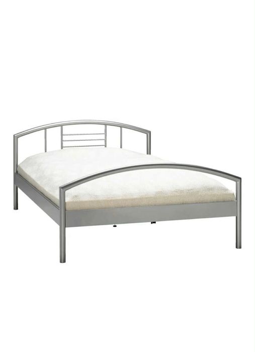 Łóżka metalowe Valsted Jysk i dwie szafki nocne