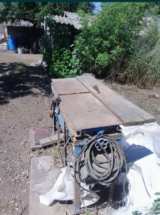 Продам циркуляру однофазну з комплектом насадок.