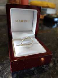 Złoty pierścionek z diamentem.