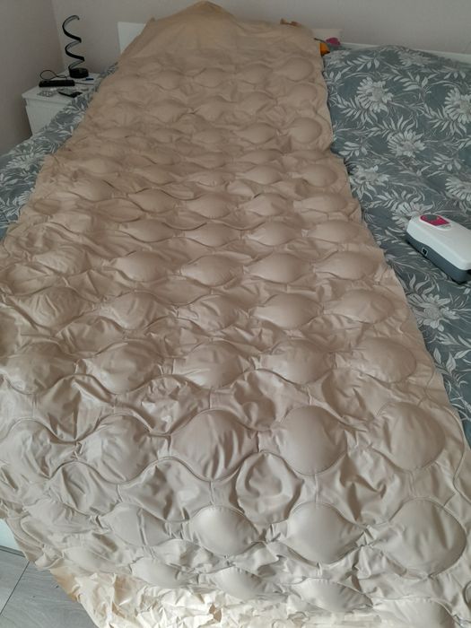 Materac przeciw odleżynom z pompką