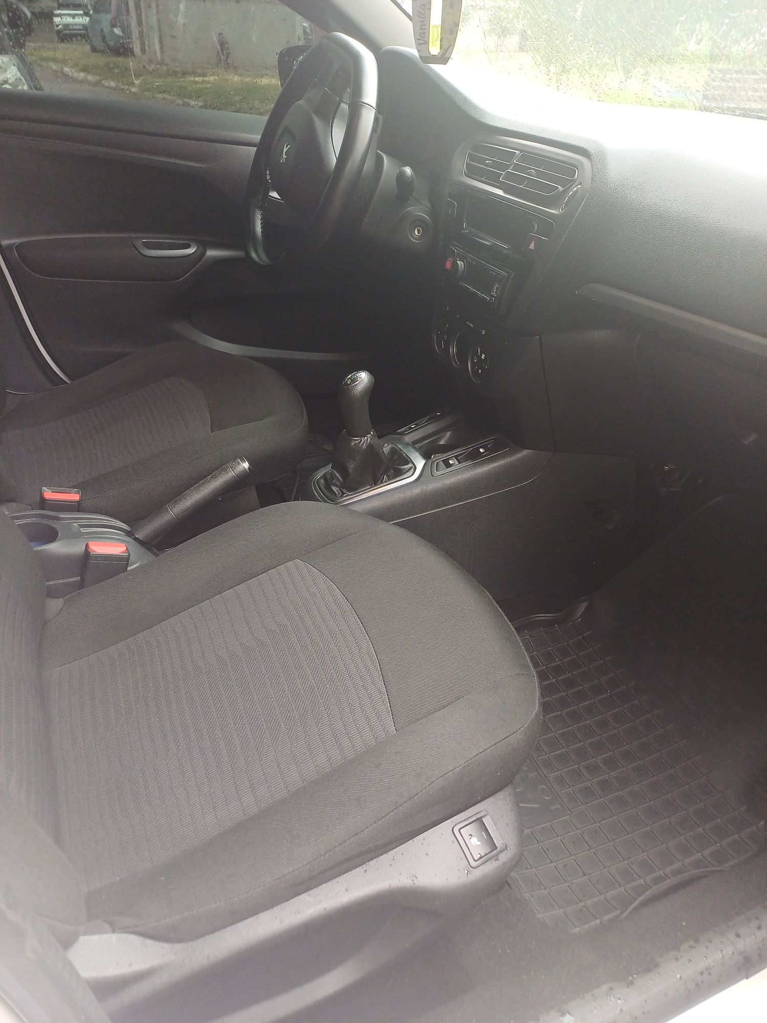 Peugeot 301 .                .