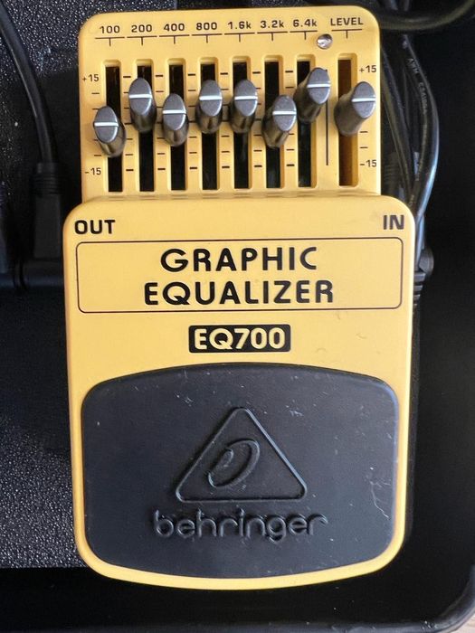 Maleta Behringer PB 600 (capacidade para 6 pedais) + 3 pedais