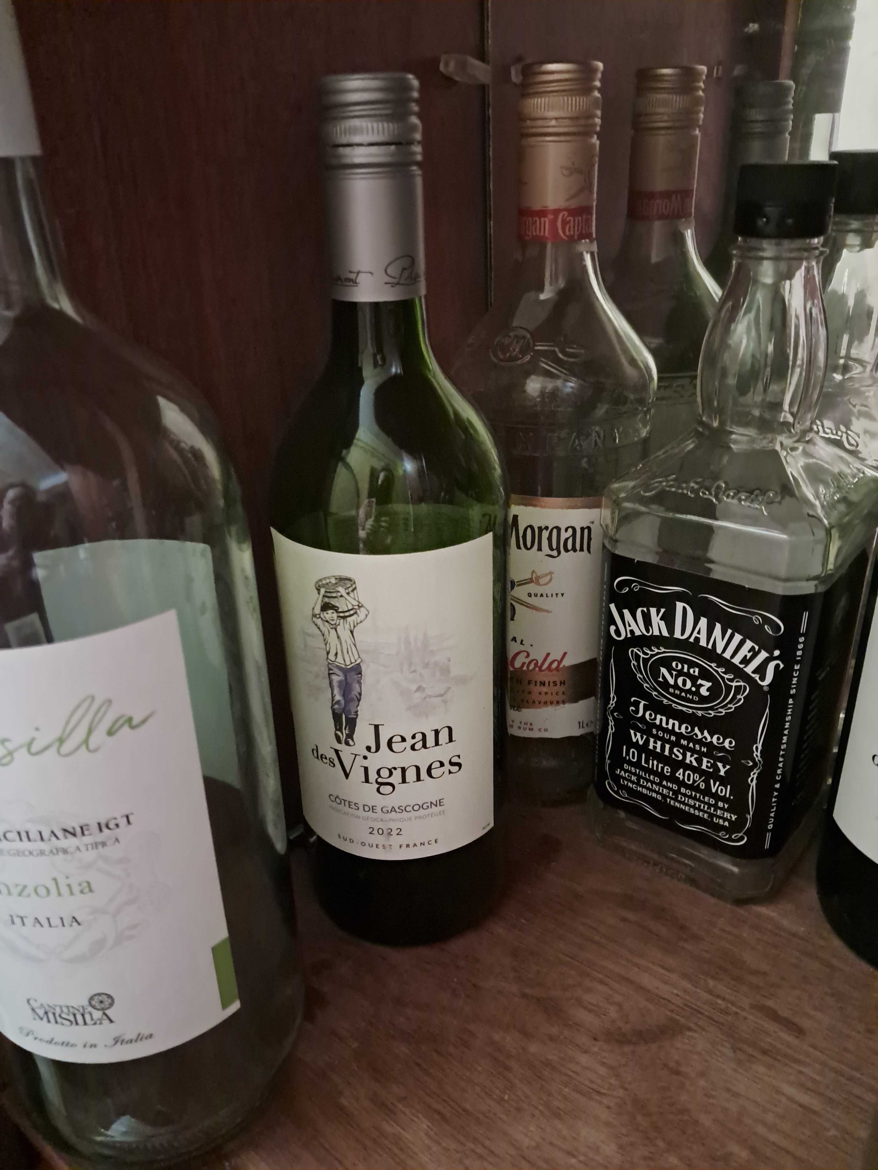 САМОВИВІЗ ТІЛЬКИ. Віддам бутилки із закрутками, кому потрібні, центр