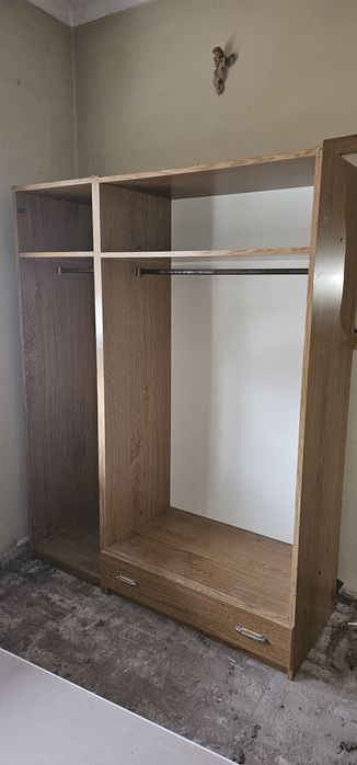 Roupeiro aberto em Fafe