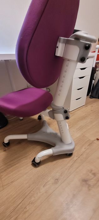 Krzesło obrotowe które rośnie razem z dzieckiem.