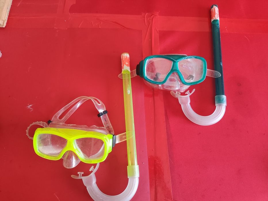 Tubos e óculos de mergulho.
