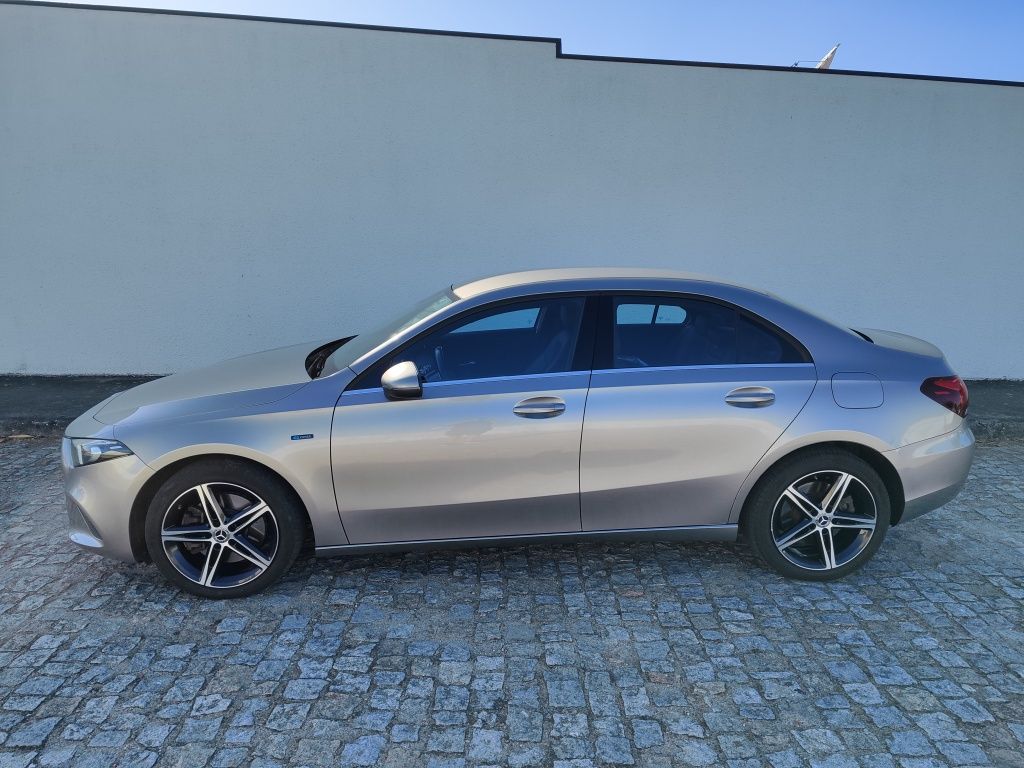Mercedes-Benz A250e 8G-DCT Style