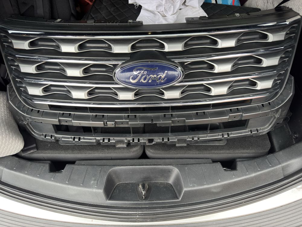 Решітка радіатора Ford explorer 5, оригінал, з логотипом
