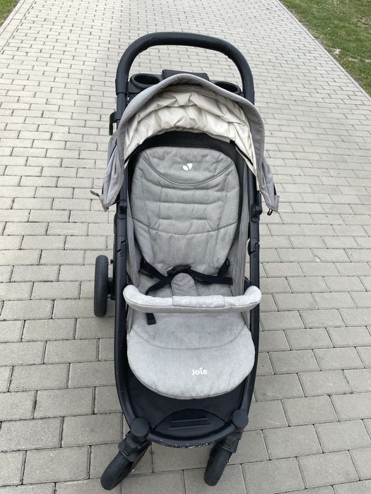 Spacerowy wózek dziecięcy Joie.