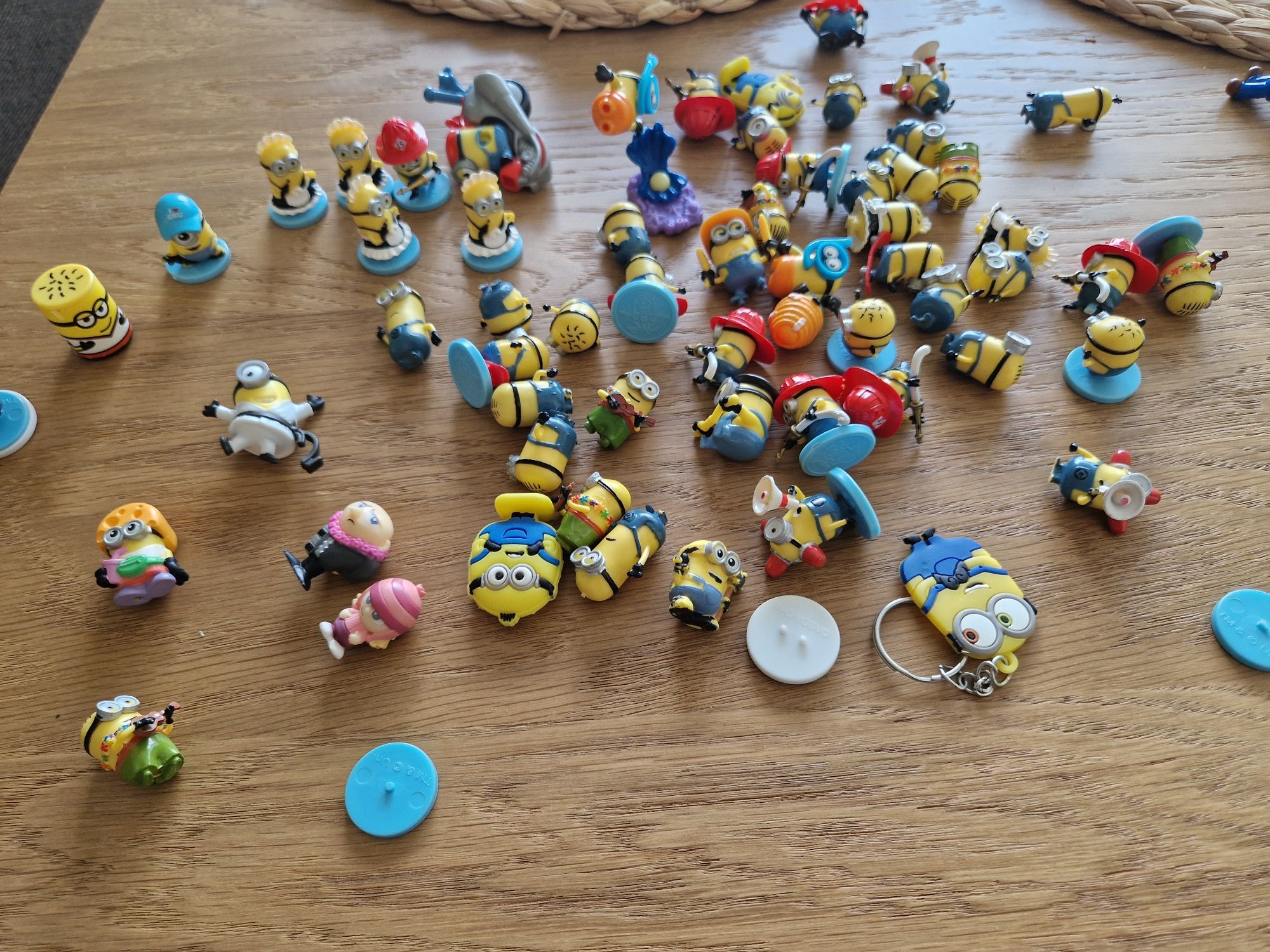 2 Zestawy minionków z 2 pojemnikami