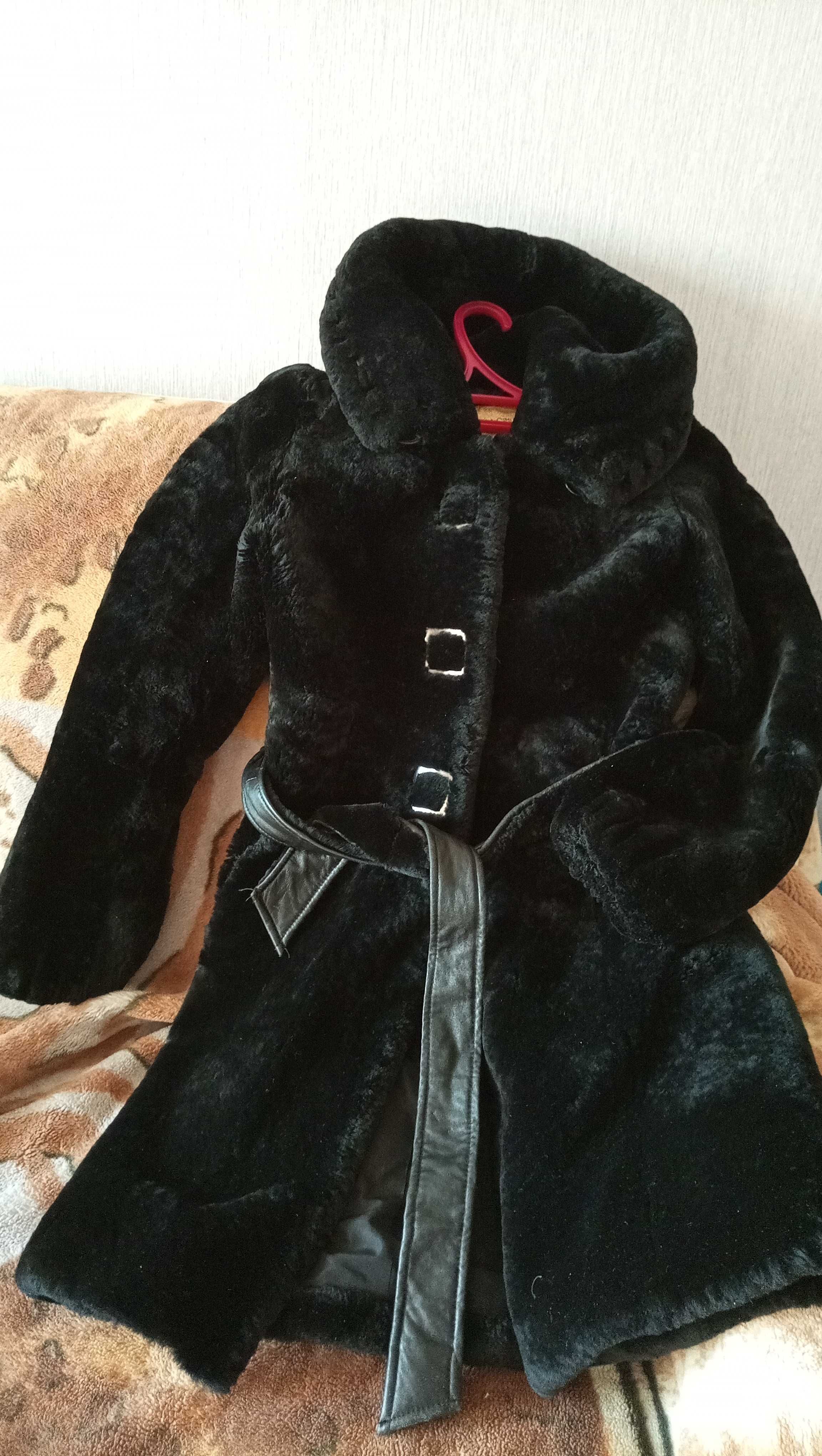 Шуба чорна мутон з капюшоном XS