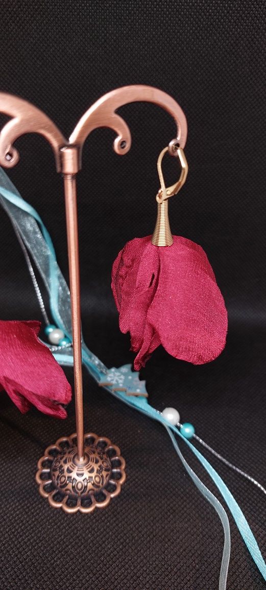 Kolczyki kwiatki z materiału w kolorze burgund