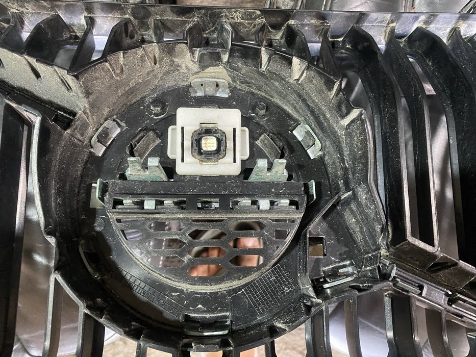 Volvo XC40 передня решітка з камерою