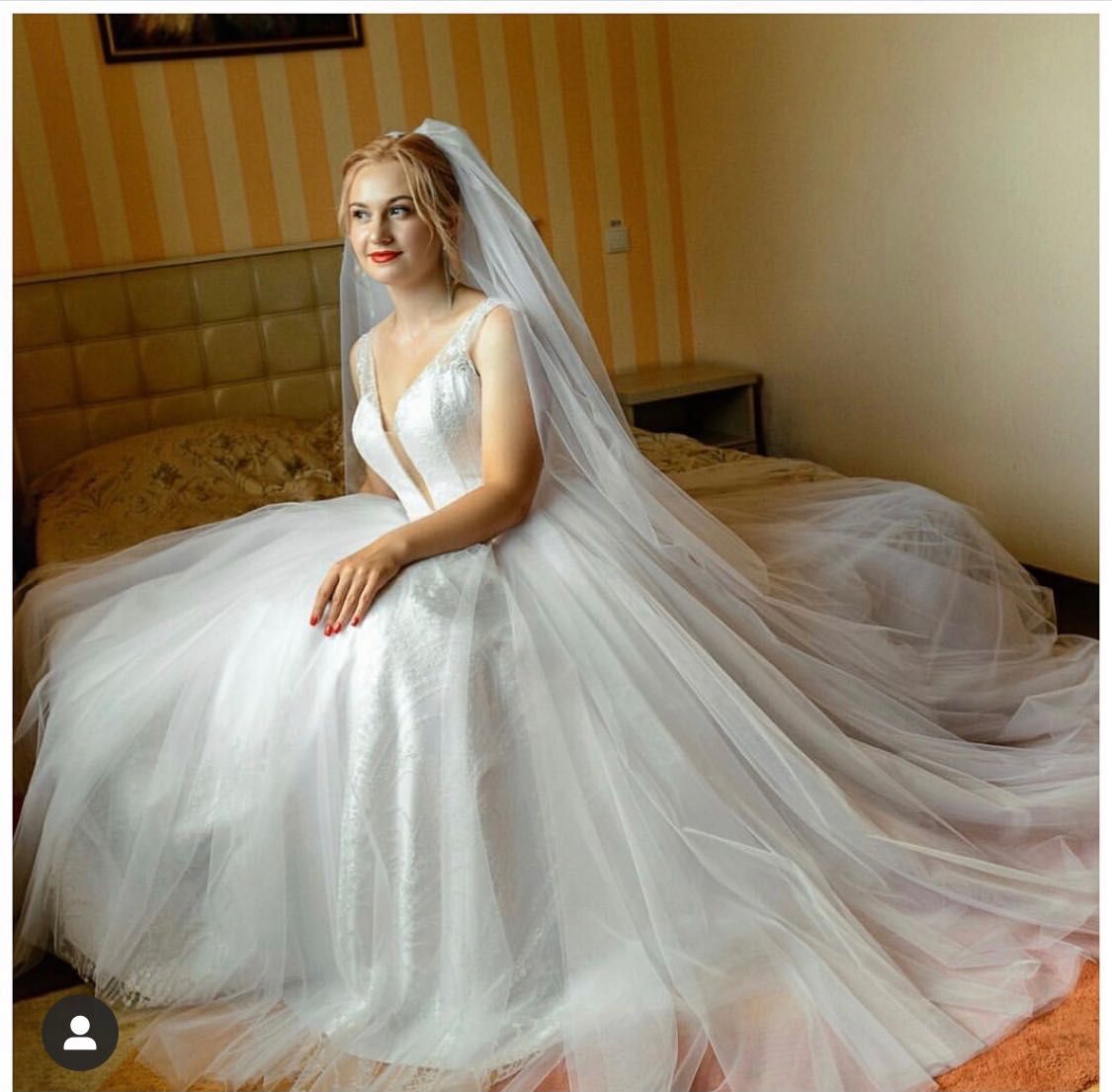 Біла весільна сукня
