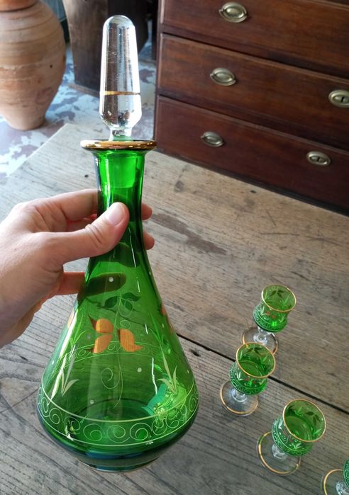 Antiga licoreira com seis copos em vidro da Marinha Grande