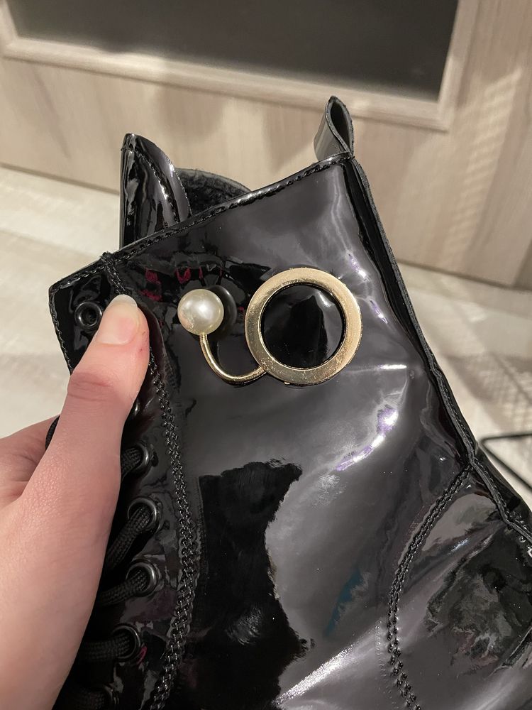 czarne buty lakierowane botki 38 ze zdobieniem perełka ocieplane