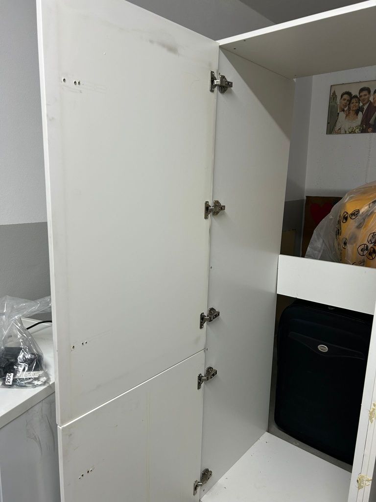 Móvel laçado com 2 portas.