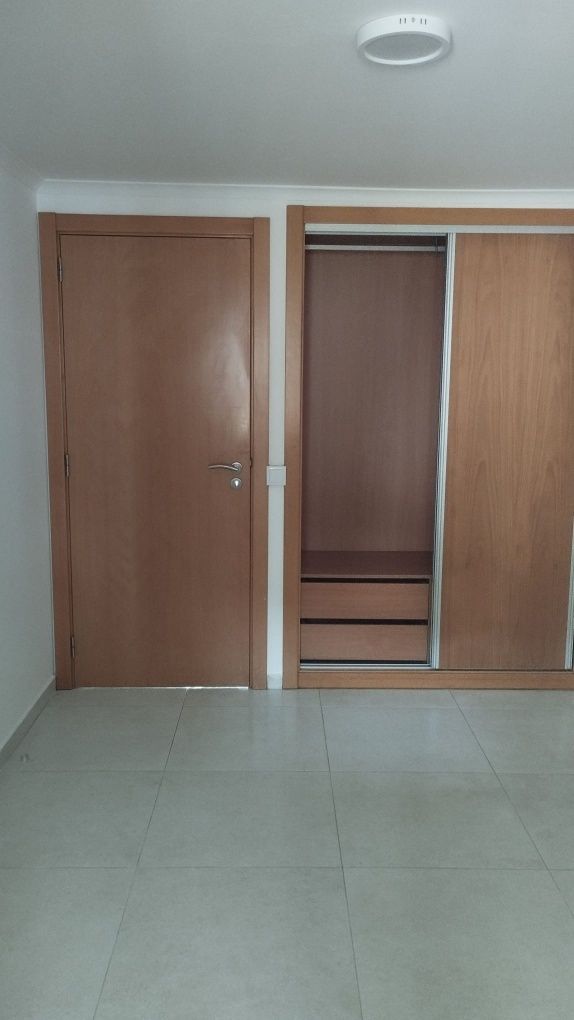 Arrenda-se moradia T1 com terreno