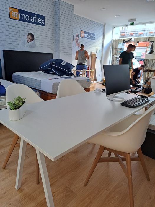 Mesa Branca c/ Pé Metálico