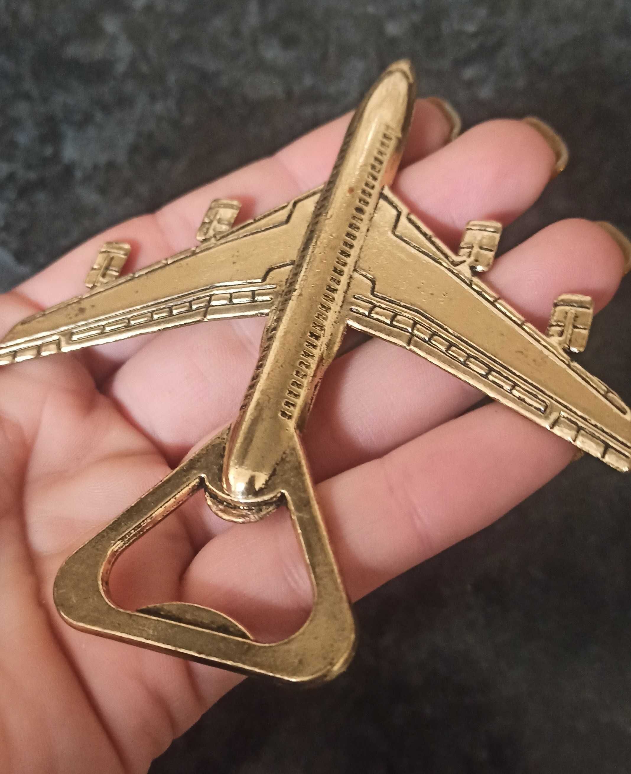 Avião abre latas