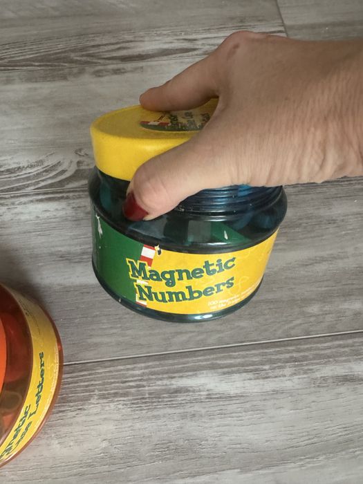 Магнітні цифри і англійські букви.Гарно для вивчення букв цифрів,